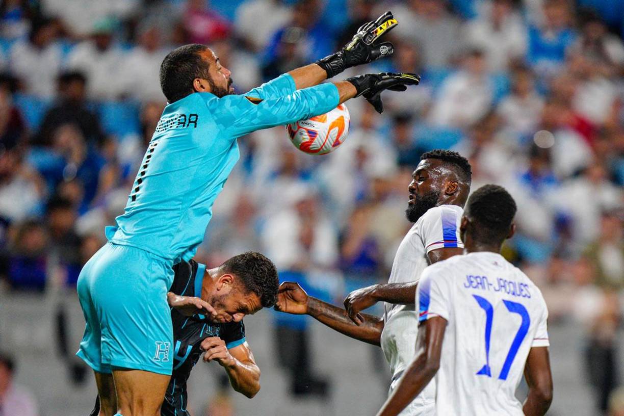 Edrick Menjívar sale a despejar de puños un centro a su área.