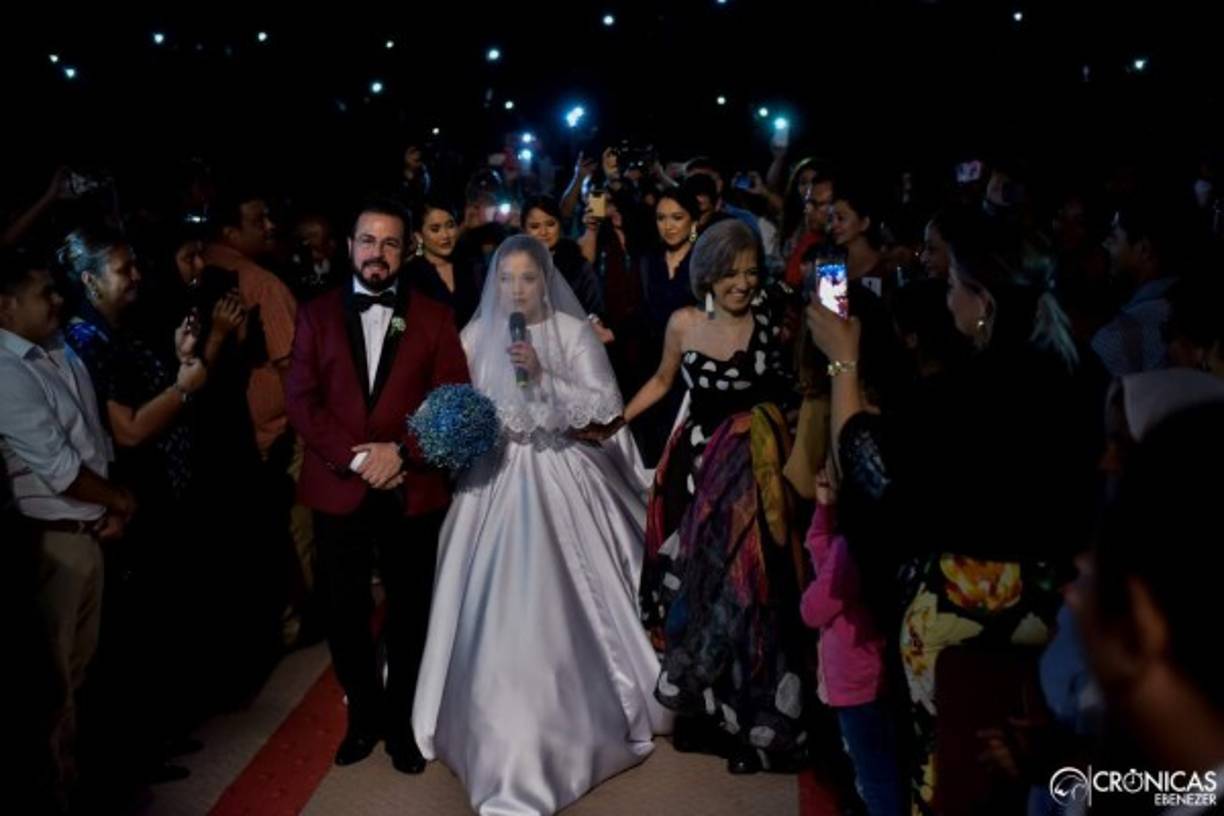 Hannah ingresó al templo de la mano de su padre, el pastor German Ponce. La joven es líder de danza dentro de la iglesia, pertenece al grupo de alabanza y además es conductora en el programa matutino 'Un día más' en la radio cristiana Stereo Mass.