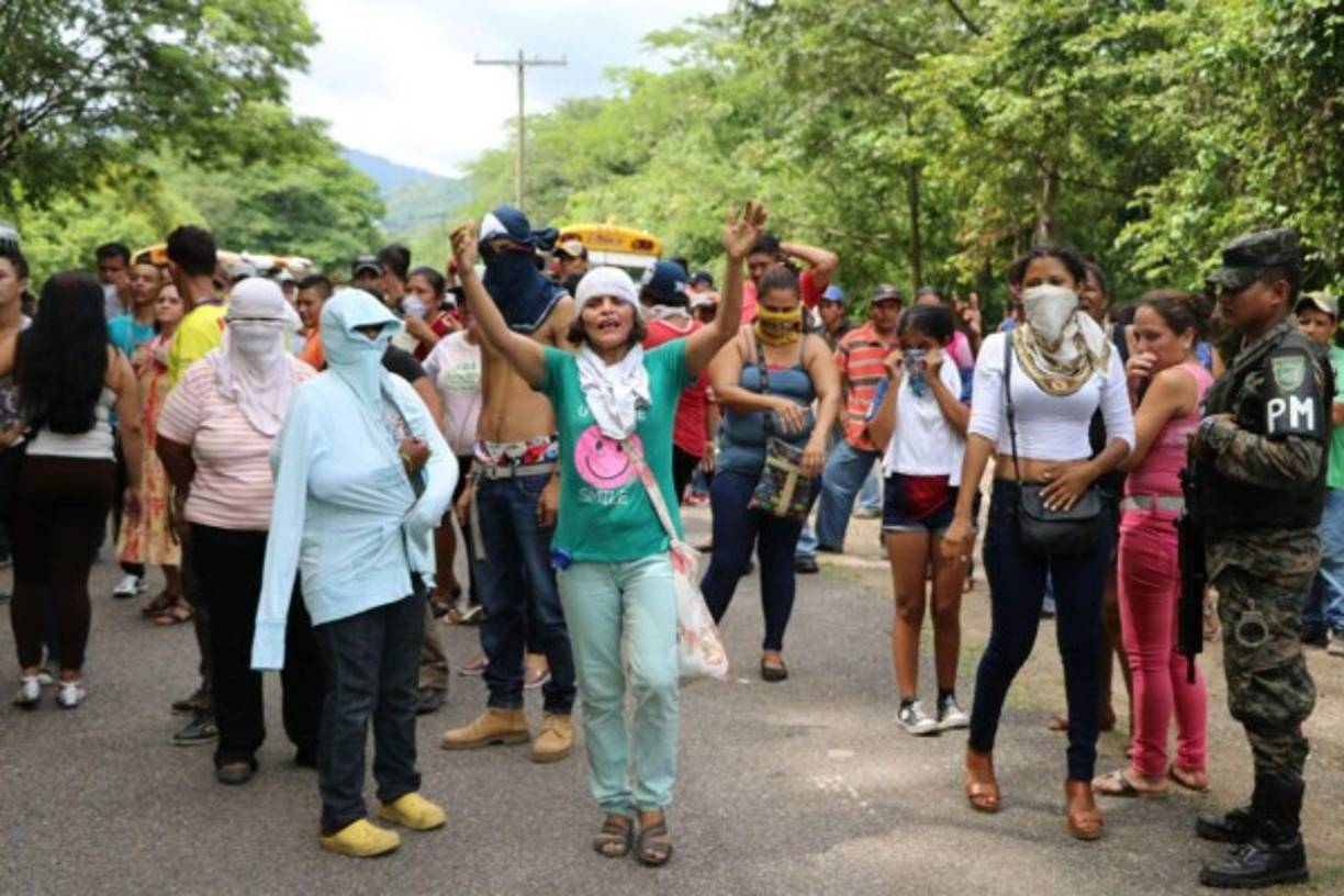 'Solo queremos llegar, pero si no nos dejan les vamos a meter fuego', gritaban algunos de los manifestantes.