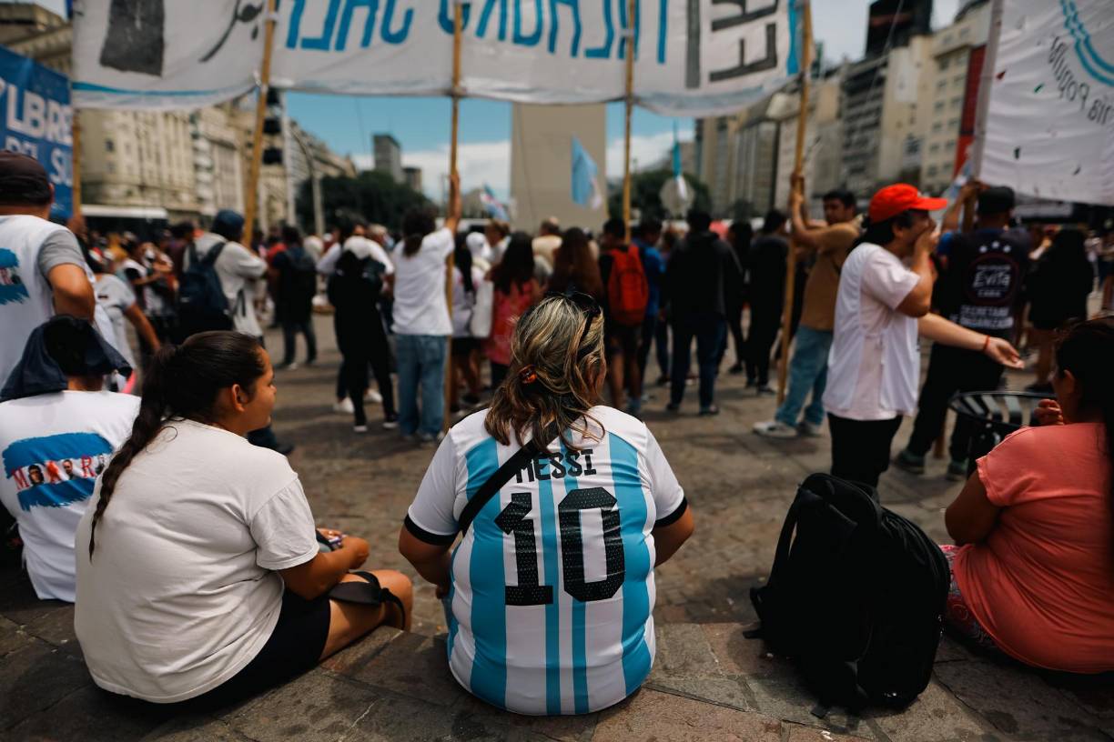 La CGT, que presentará una acción en los tribunales para anular el DNU, rechaza las medidas propuestas por el Ejecutivo, que impactan directamente en la legislación laboral, desregulan amplios sectores de la actividad económica y además merman la capacidad de influencia y recaudación de las organizaciones sindicales. 