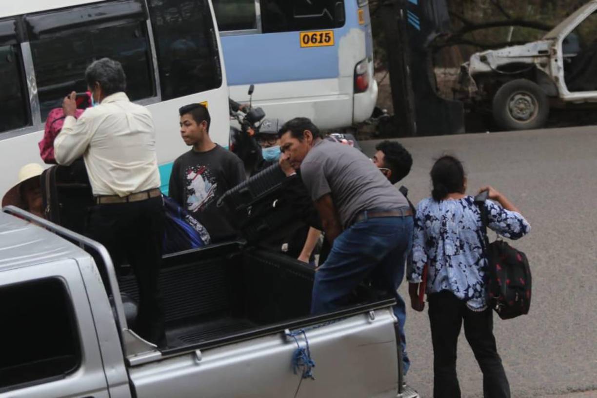 La toma de carretera provocó que muchos ciudadanos se trasladaran en carros particulares por el sector, ya que los manifestantes no permitían el cruce del transporte público. 