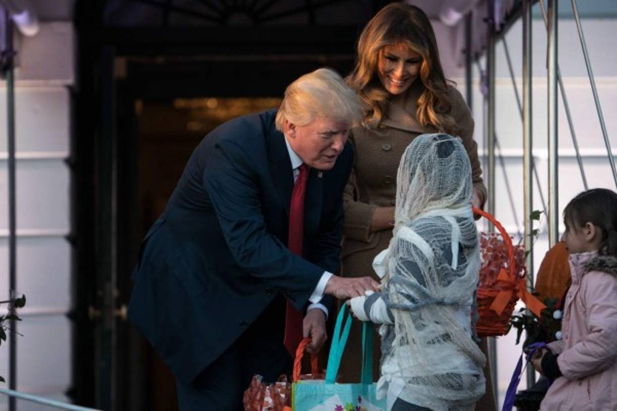 La pareja presidencial entregó dulces a los niños, quienes modelaron sus mejores disfraces en la celebración.