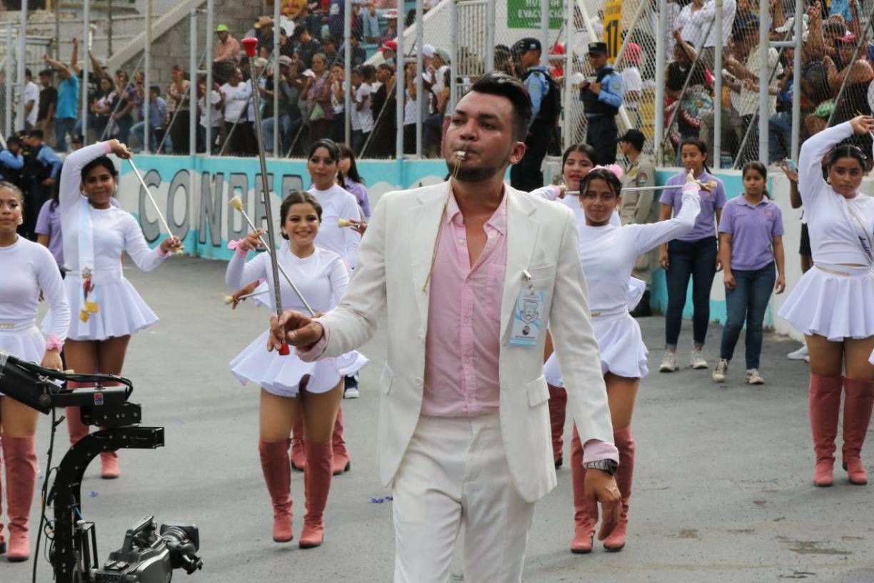 El cuadro de palillonas que dirige fue ovacionado por los presentes en el recinto capitalino. 