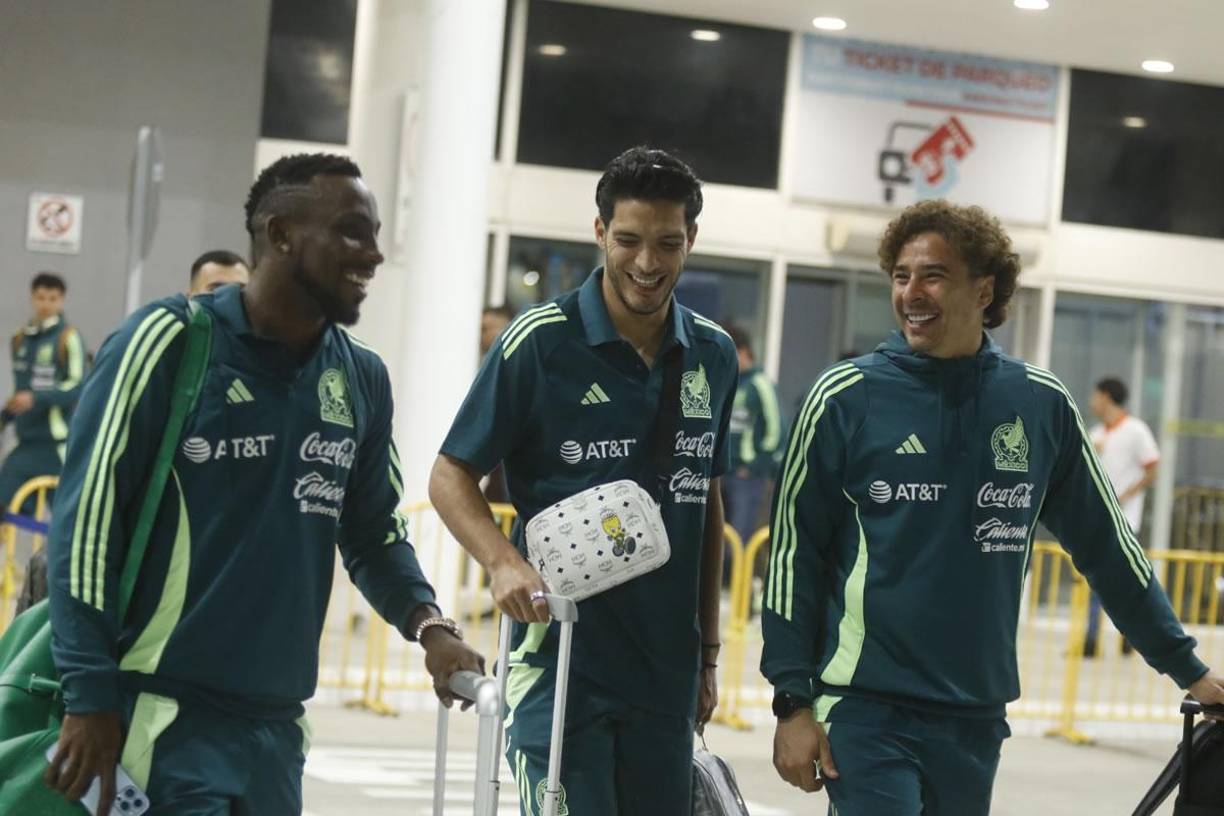 Los seleccionados mexicanos llegaron sonrientes. Muestra de ellos es esta imagen de Julián Quiñones, colombiano naturalizado mexicano, Raúl Jiménez y Guillermo ‘Memo‘ Ochoa.