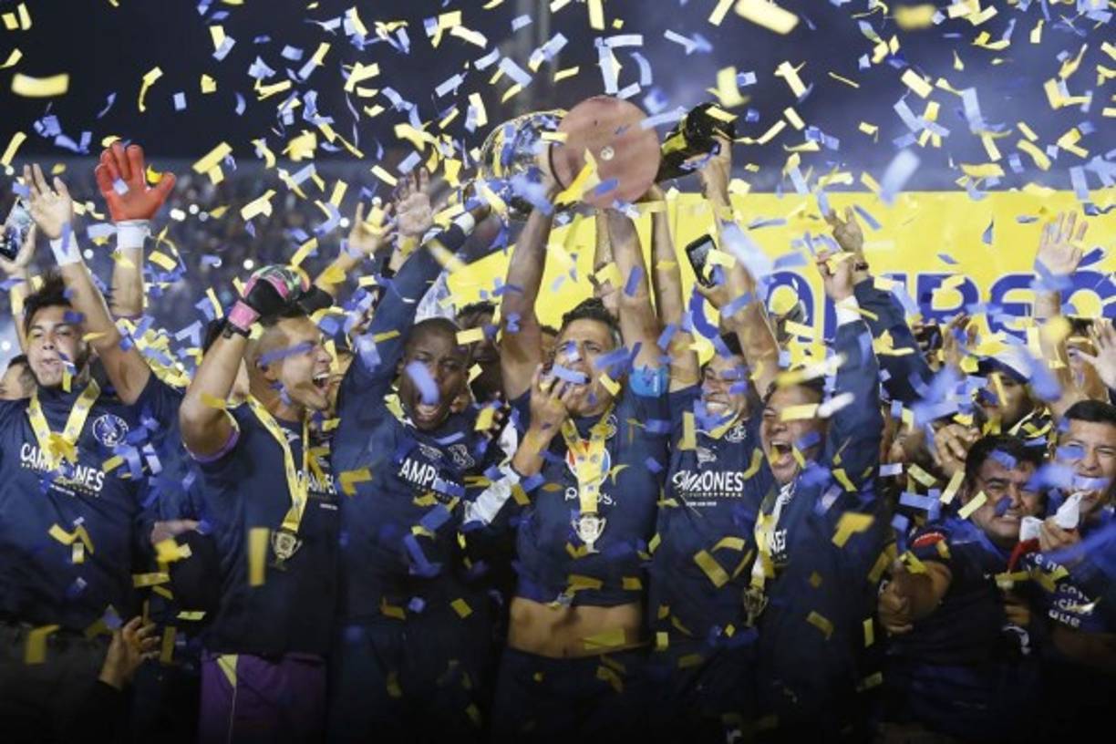 Juan Pablo Montes alzando la copa de campeones del Torneo Apertura 2018.