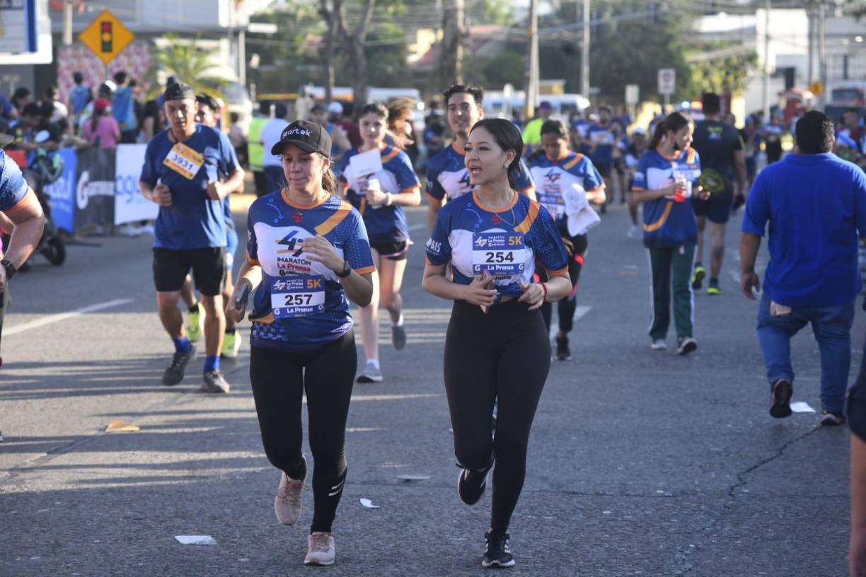 Dos lindas chicas en el momento que participaban en la Maratón de LA PRENSA.