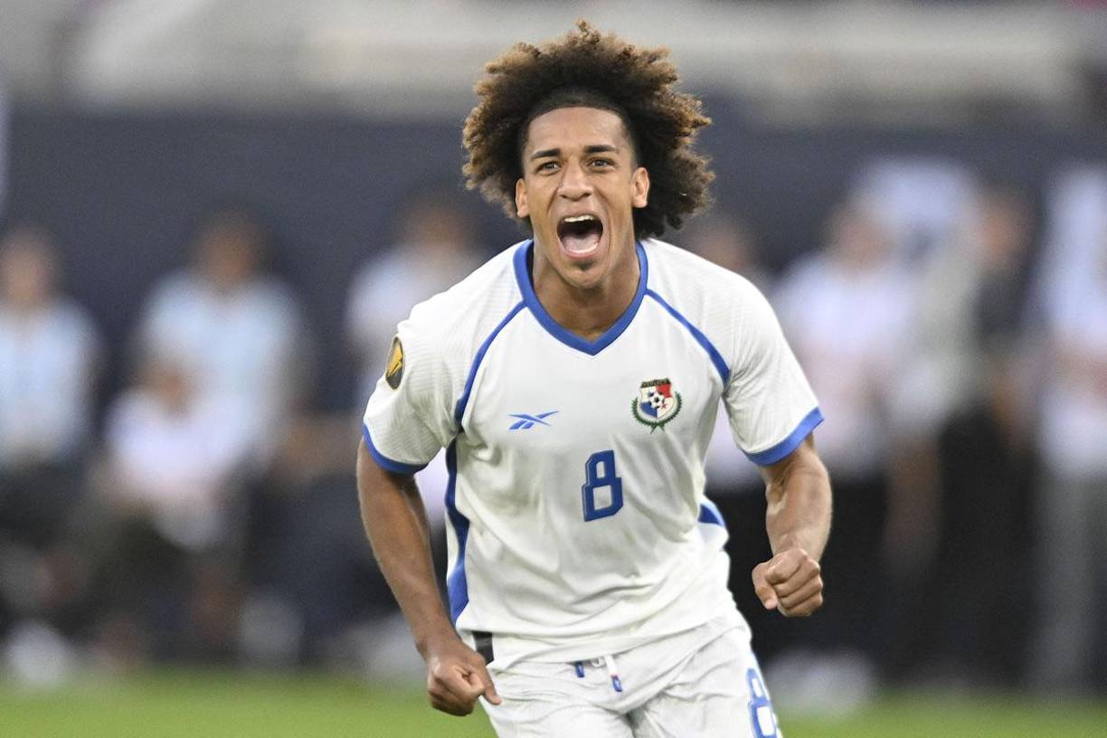 Adalberto Carrasquilla corriendo a celebrar su gol de penal para el triunfo panameño en semifinales de la Copa Oro 2023.