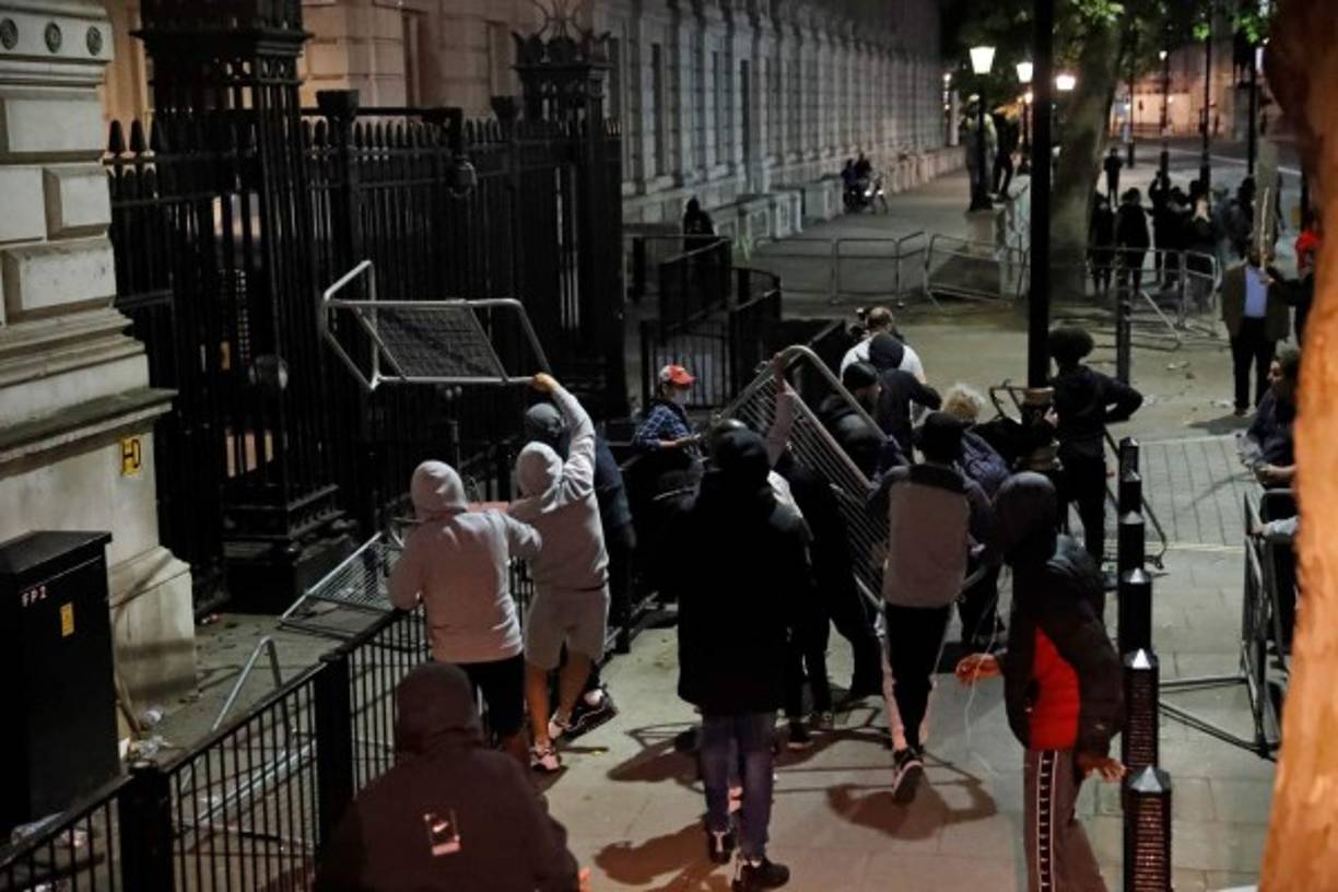 El primer ministro británico, Boris Johnson, condenó el asesinato de George Floyd por la policía en Estados Unidos calificándolo de 'inexcusable', al tiempo que pidió a los británicos que protesten 'de forma legal y razonable'.