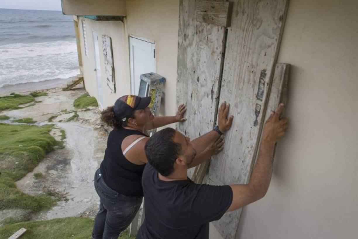 Meteorólogos estadounidenses calculan que los primeros efectos de Dorian se comenzarán a sentir en el este de Puerto Rico en la tarde del miércoles, cuando se acerque a tener intensidad de huracán (119 Km/hora).