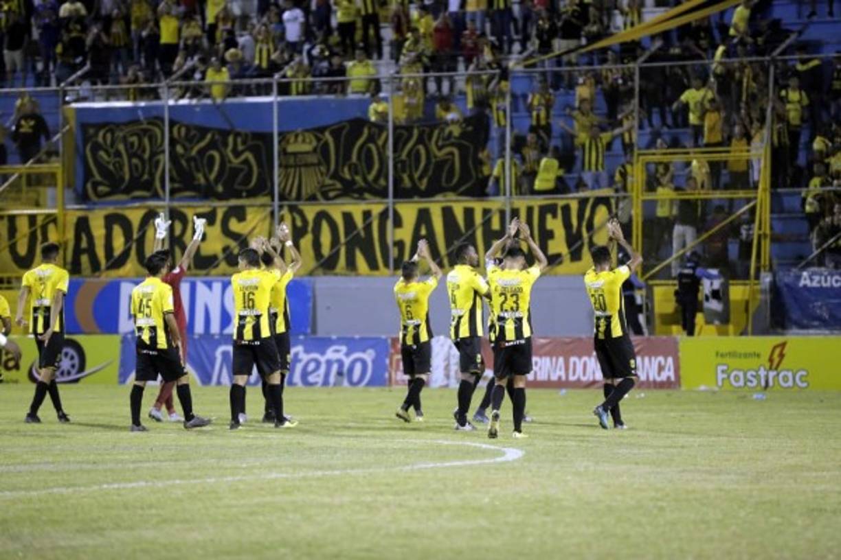 El festejo de los jugadores del Real España con sus aficionados al final del partido.