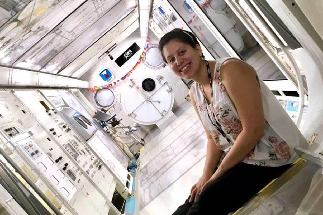 Carol Miselem: Los logros de la ingeniera aeroespacial sampedrana han sido destacados por importantes medios internacionales, luego de que en 2015 la Nasa la eligiera para para monitorear y controlar las condiciones de vida en la Estación Espacial Internacional. Actualmente trabaja en el centro de control de misiones del Johnson Space Center en Houston, Texas.