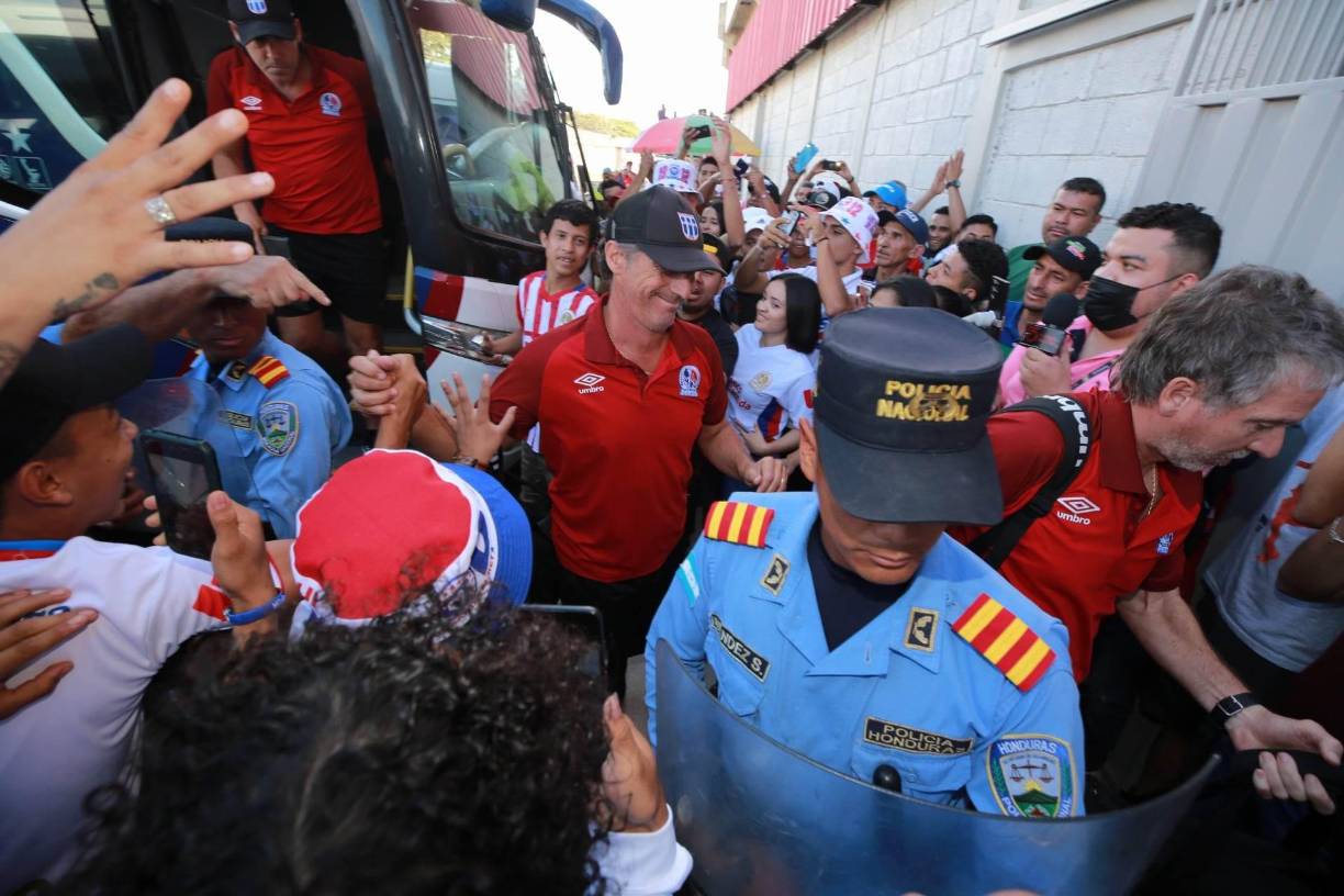 El entrenador de Olimpia, Pedro Troglio, fue uno de los más ovacionados durante la llegada del equipo en el estadio Carlos Miranda.