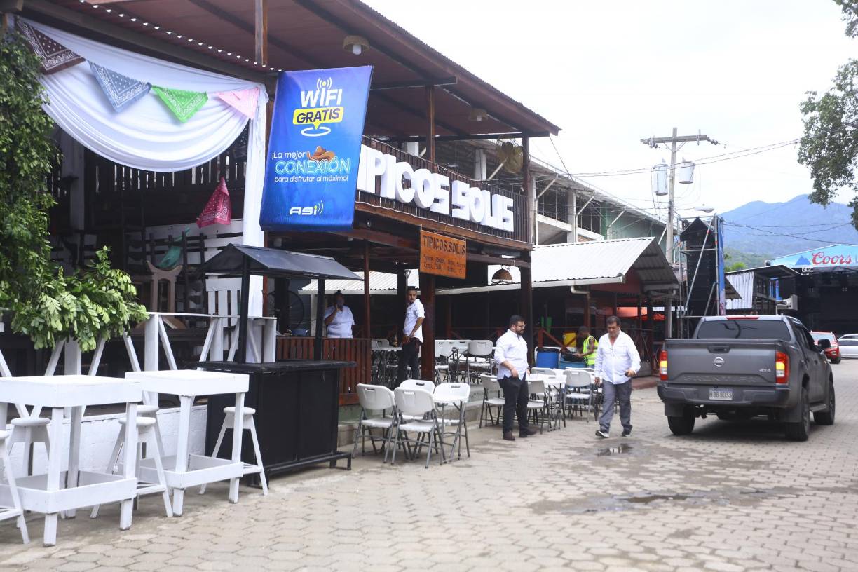 A lo largo de las calles adoquinadas del Campo Agas se encuentran bares y restaurantes que ofrecen una variedad de ricos platillos hechos al instante y bebidas a diversos precios.