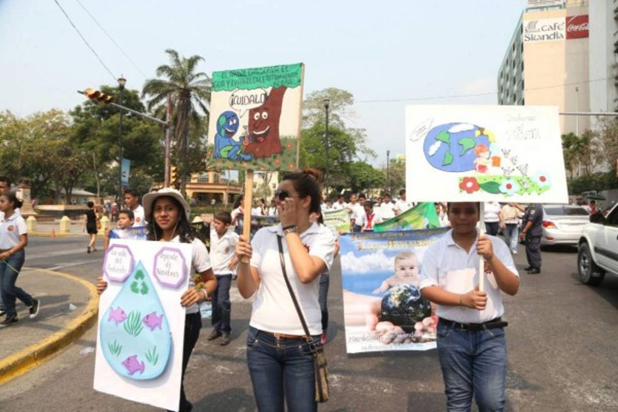 Las altas temperaturas que se registran en San Pedro Sula no impidió que los jóvenes desfilaran.