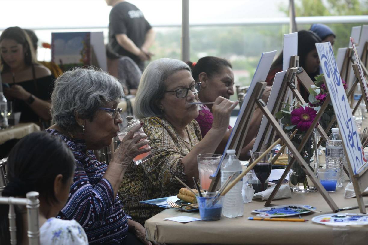 Siguiendo esa línea de negocio, a finales de junio, Somos Arte comenzó a organizar noches artísticas o Art Night en restaurantes, para ofrecer a las personas la oportunidad de relajarse y conectar con sus emociones.