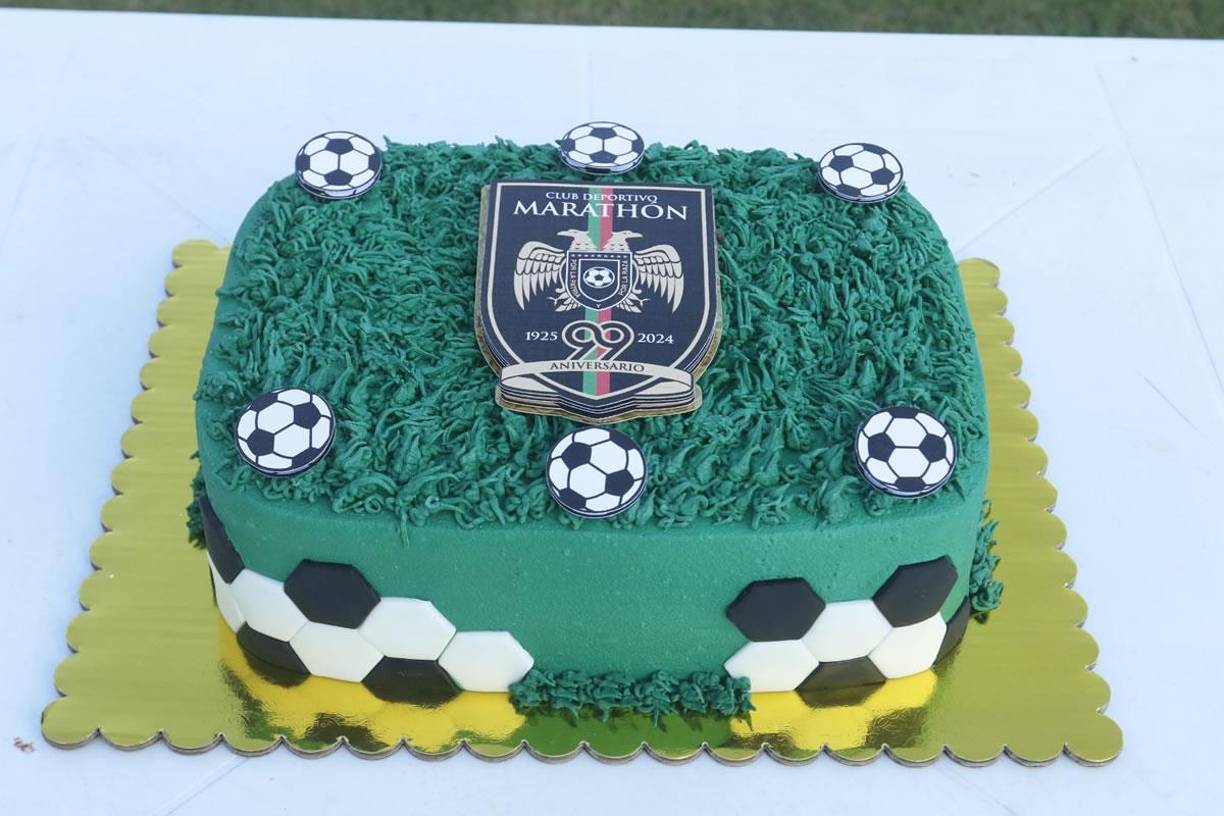 El pastel que la directiva del Marathón partió en el Yankel por el 99 aniversario del club verdolaga.