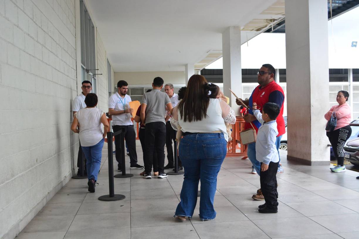 En San Pedro Sula, las citas para pasaportes disponibles están desde este viernes y la otra semana. Un promedio de 700 citas diarias venden los bancos.
