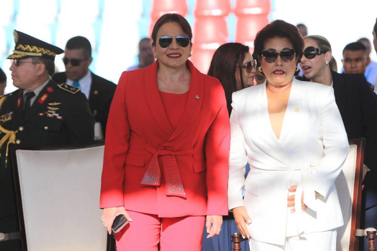 Xiomara Castro, una imponente dama de rojo en la celebración del 15 de septiembre