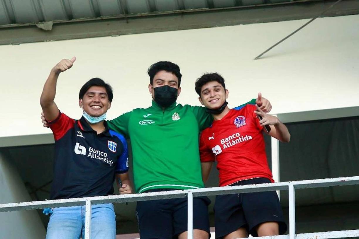 Entre amigos asistieron al coloso sampedrano para el clásico Marathón-Olimpia.