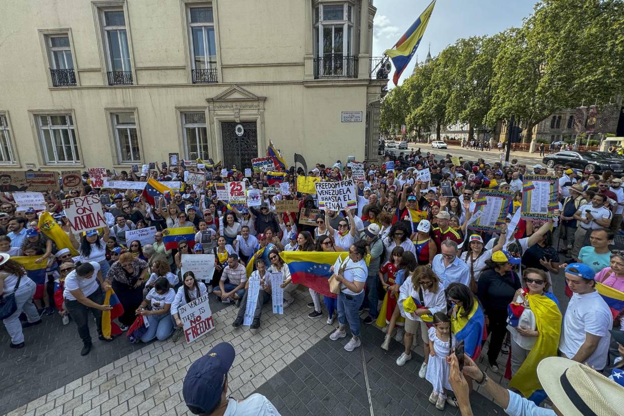 Centenares de venezolanos salieron a manifestarse en cerca de una docena de localidades para unirse a la protesta mundial de protesta convocada por la mayor alianza opositora de Venezuela, la Plataforma de Unidad Democrática (Pud), para reclamar la verdad de la victoria en las elecciones presidenciales del 28 de julio y para expresar su disidencia hacia Nicolás Maduro. 
