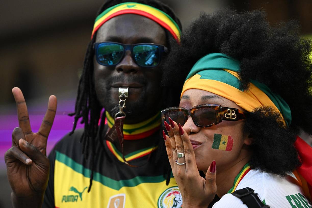 En compañía de otro aficionado animaron a su selección en el segundo partido del Mundial. 