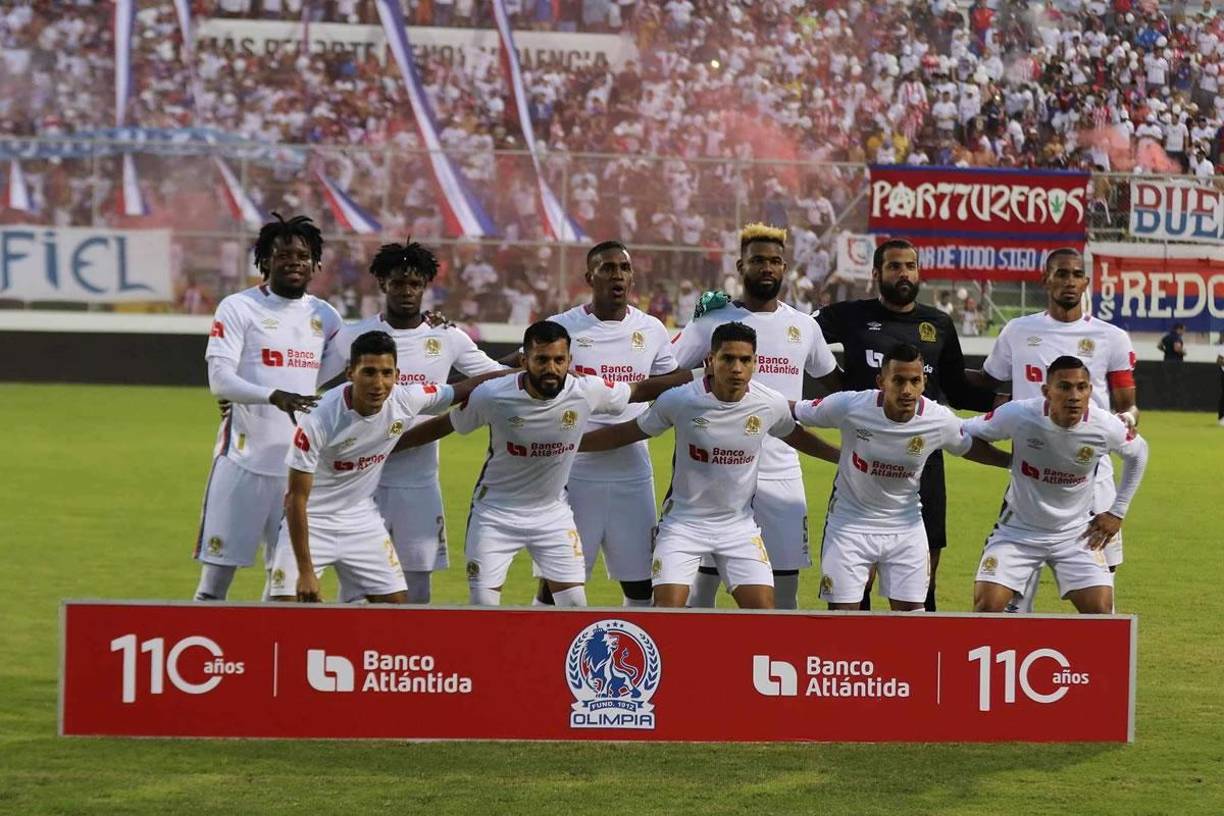 El 11 titular del Olimpia posando antes de enfrentar al Marathón.