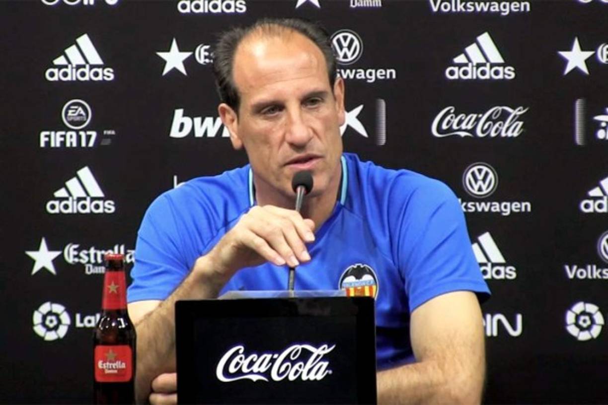 Salvador González Marco, más conocido como Voro, ha hecho oficial lo que era un secreto a voces, no seguirá al frente del Valencia la próxima temporada, pero ha dejado claro que no saldrá del club aunque no sabe que cargo ocupará, se quedará en el conjunto valencianista. Ha sido el propio técnico el que lo ha comunicado públicamente antes de la rueda de prensa previa al partido contra Osasuna.