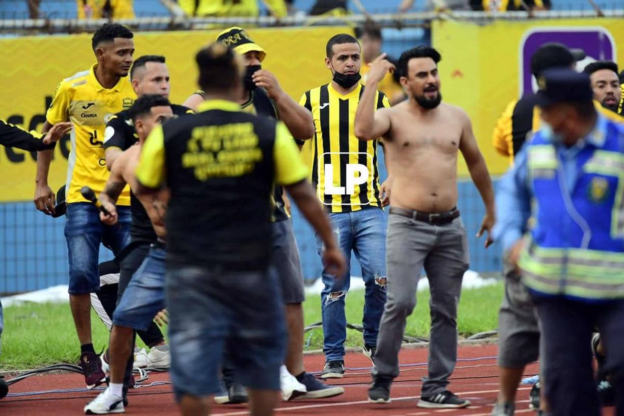 Los hinchas aurinegros lanzaron piedras y demás artefactos a los hinchas visitante.