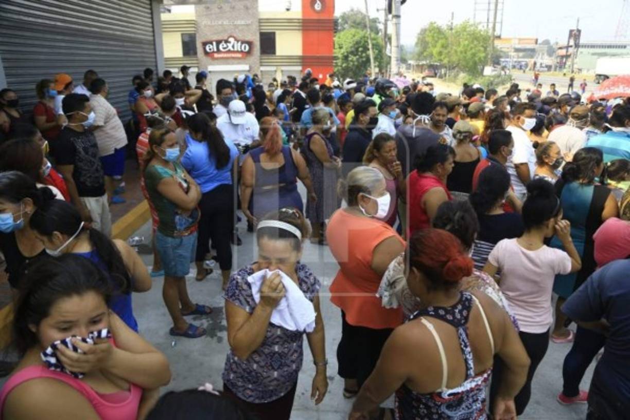 Sin embargo, esta petición no fue posible, ya que según los pobladores permanecerán en la protesta hasta que les lleven alimento.