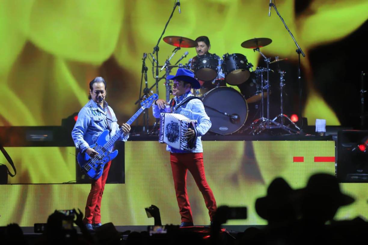 Los Tigres del Norte salieron al escenario a las 10: 15 pm en medio de los gritos de euforia del público que los esperaba con ansias. 