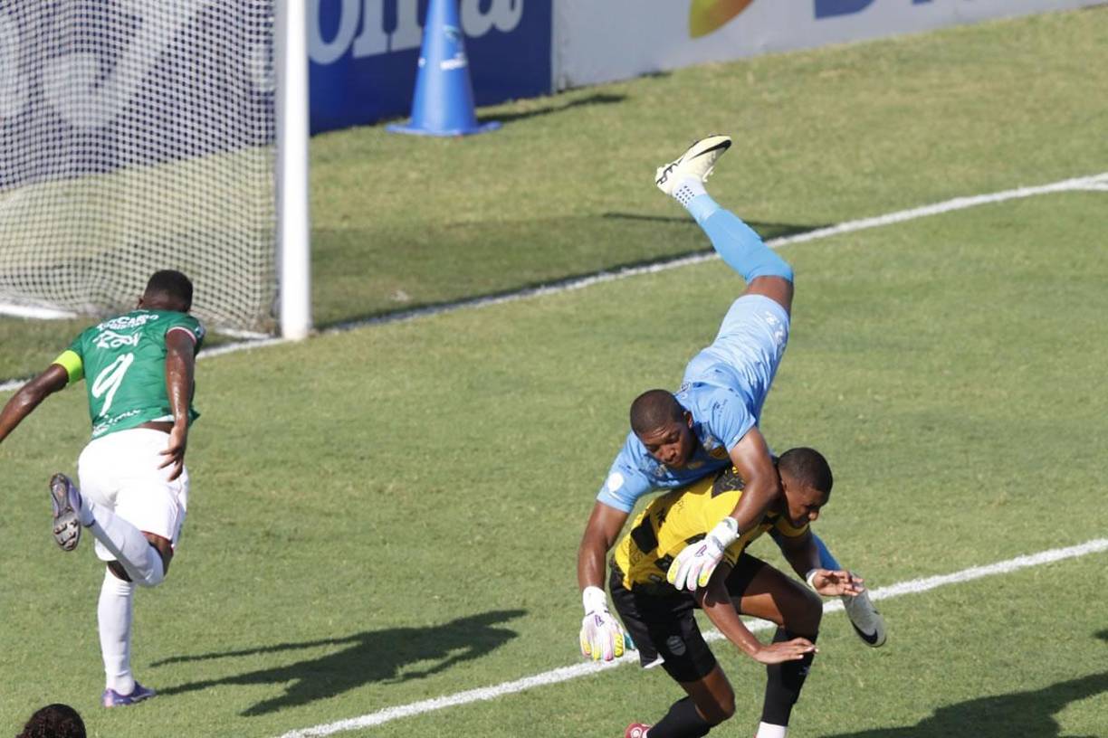 ‘Buba‘ López salió a despejar un centro y se llevó de encuentro a su compañero Daniel Aparicio.