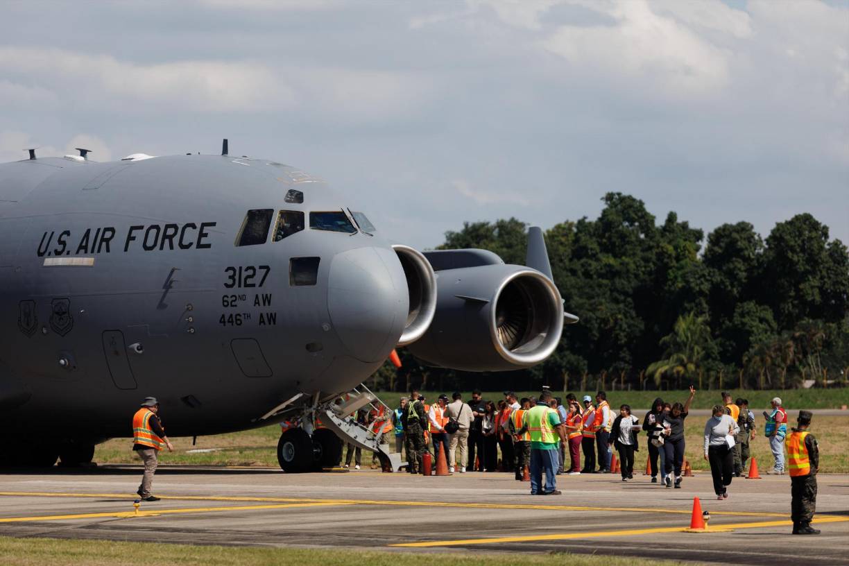 Cabe mencionar que, muchos de los migrantes fueron deportados tras ser detenidos en la frontera o durante redadas del Servicio de Control de Inmigración y Aduanas (ICE, por sus siglas en inglés).