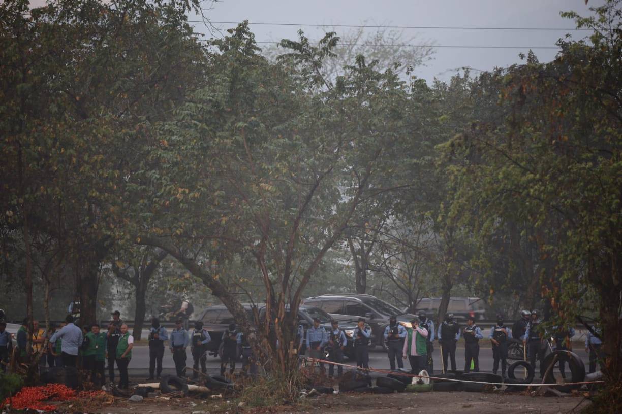 Este martes, autoridades buscan una salida pacífica para evitar que se siga causando daño ambiental al acuífero. 