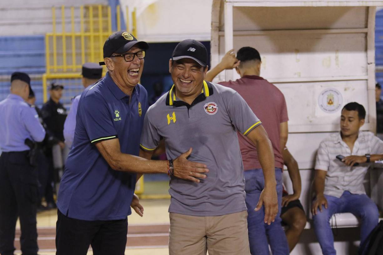 El abrazo en la previa entre el entrenador de Real España, Miguel Falero y el Reynaldo Tilguath, estratega del Génesis.
