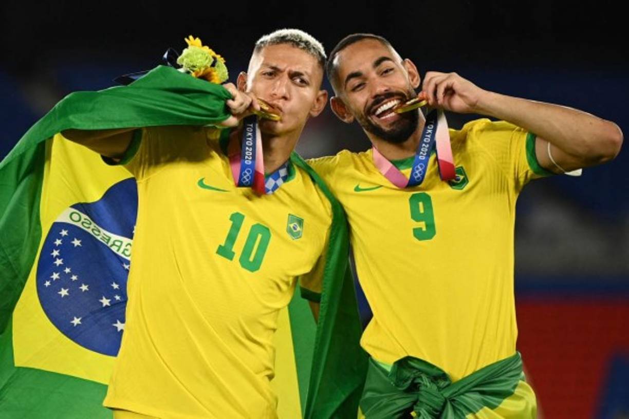 Richarlison y Matheus Cunha con sus medallas de oro de campeones.
