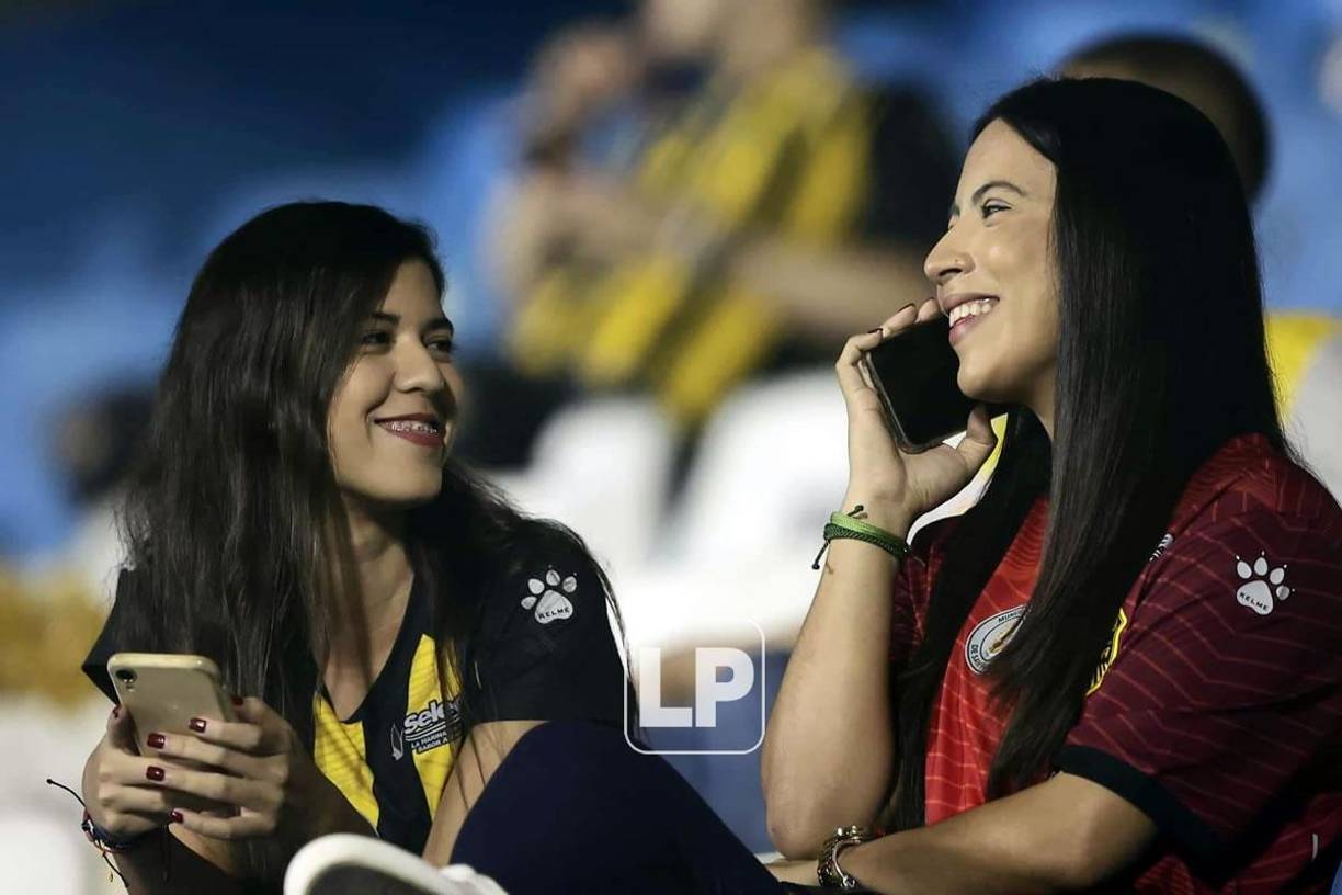 Bellas chicas del Real España asistieron al estadio Morazán para apoyar a la Máquina contra el Olimpia.