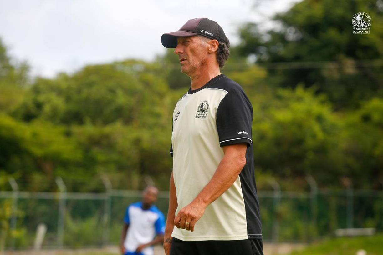 El entrenador argentino tendrá que modificar su alineación para enfrentarse a los universitarios debido a las múltiples bajas en su plantilla por las lesiones.