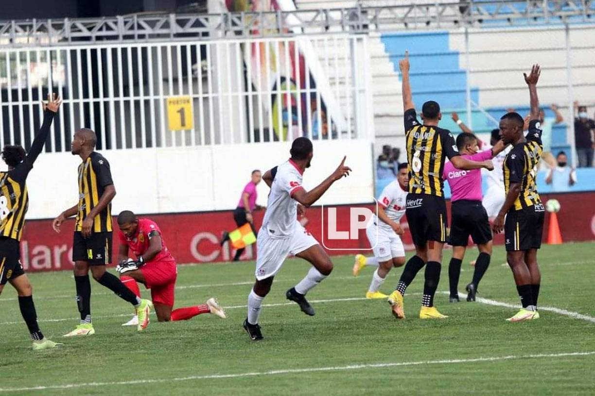 Jerry Bengtson miró primero el árbitro asistente para ver si no estaba en fuera de juego y luego salió corriendo a celebrar su gol.