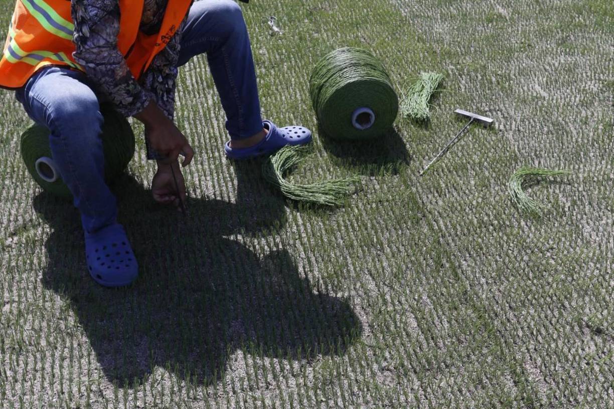 Los encargados de mantenimiento trabajan en las imperfecciones que deja la máquina cuando no cubre perfectamente, pero es algo mínimo, menor a un 1% del cosido en su recorrido.