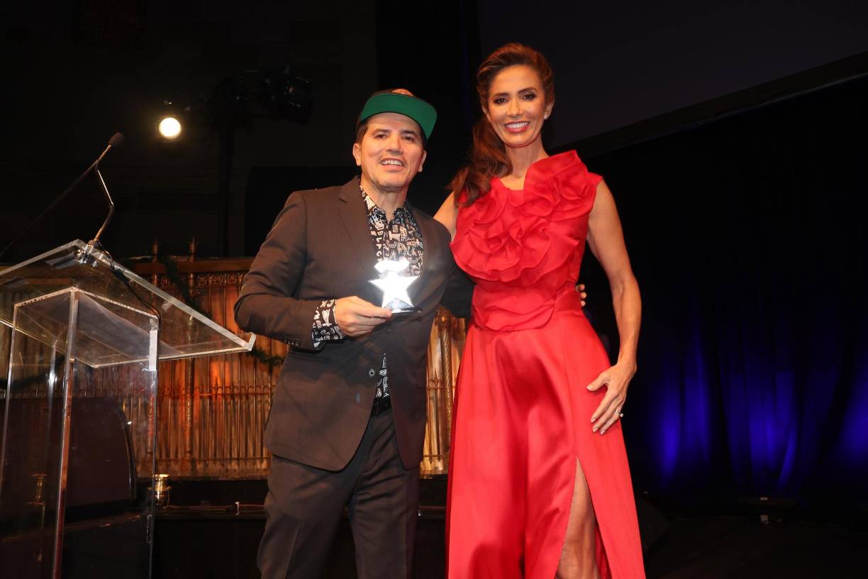 El actor John Lequizamo y Claudia Romo Edelma.