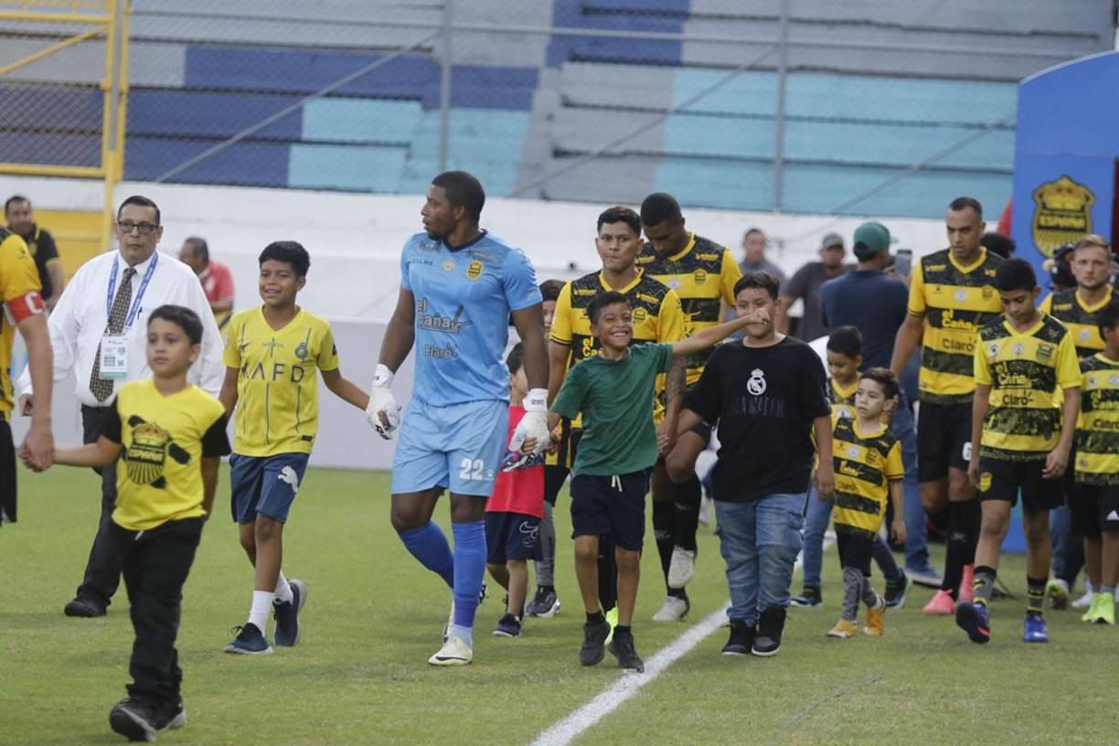 Los futbolistas del Real España salieron al campo del Morazán de la mano de niños aficionados del equipo sampedrano.