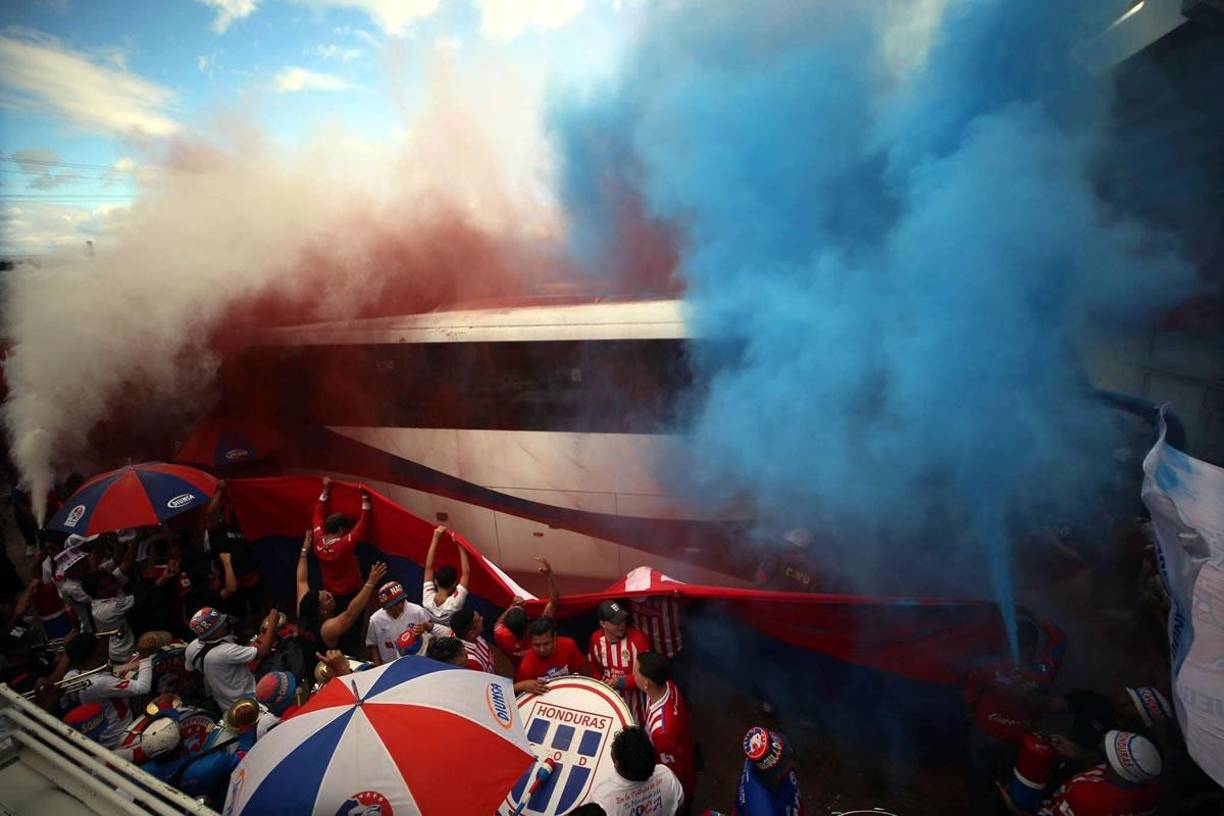 Los aficionados merengues recibieron con un gran ambiente al plantel del Olimpia en Comayagua.