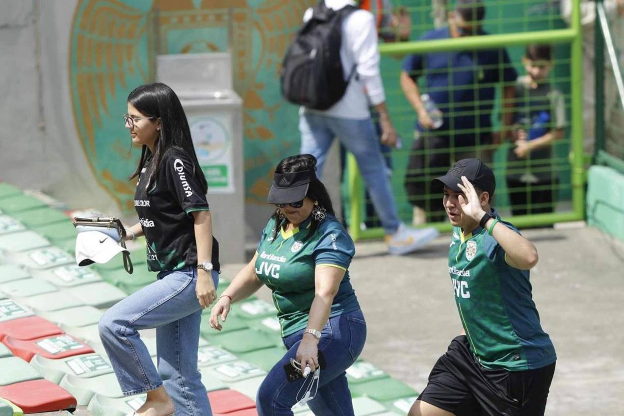 Las chicas que adornaron el derbi Marathón-Real España en el Yankel