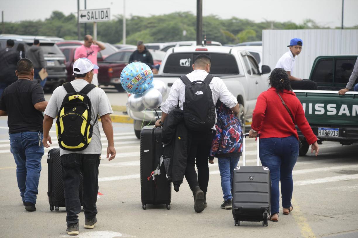 Hondureños llegan de España para pasar Navidad en familia