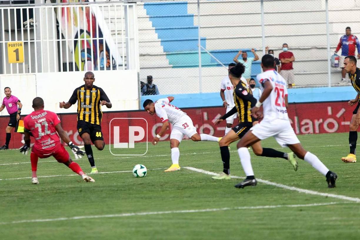 Secuencia del gol del Olimpia en el Clásico ante el Real España. Michaell Chirinos hace el centro raso para Jerry Bengtson.