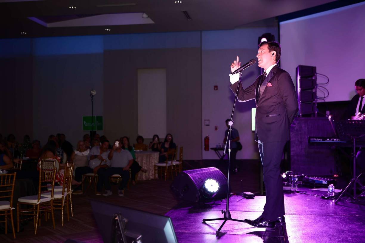 Daniel Ochoa vuelve a mimar a los sampedranos con brillante concierto