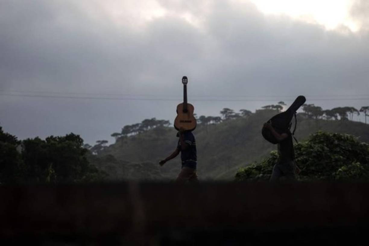 Los hermanos Flores, inmigrantes hondureños que se dirigen en la caravana a los Estados Unidos, caminando ayer vienres en la carretera entre Matías Romero y Donaji, estado de Oaxaca, México.
