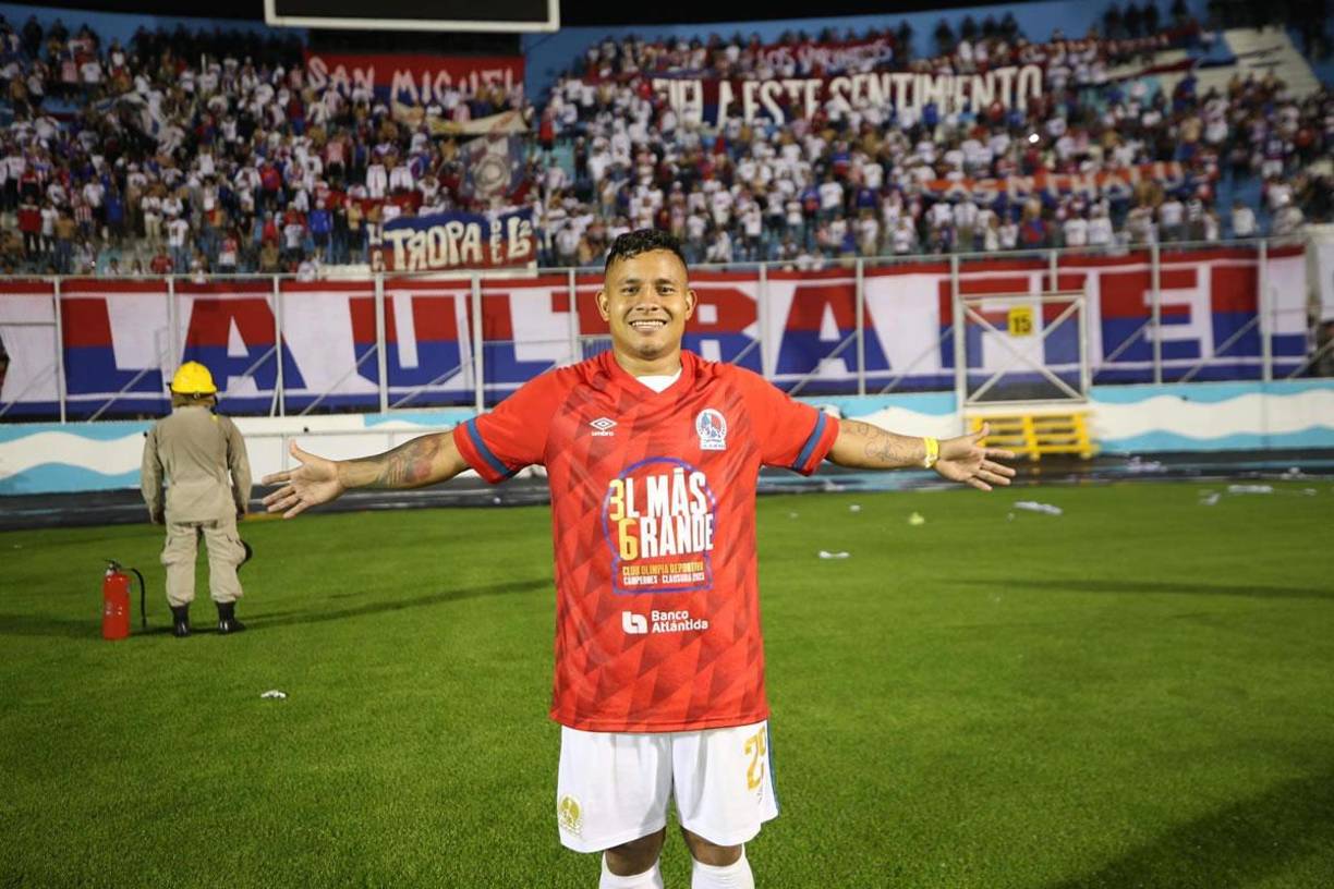 Germán ‘Patón’ Mejía, feliz posando con la Ultra Fiel de fondo.