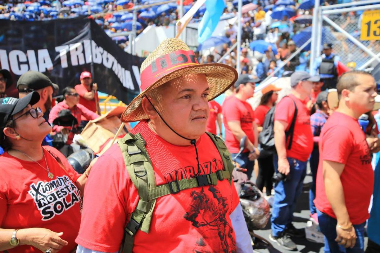 Durante el recorrido, se detuvieron unos minutos frente al estrado principal, para saludar a la mandataria Castro. 