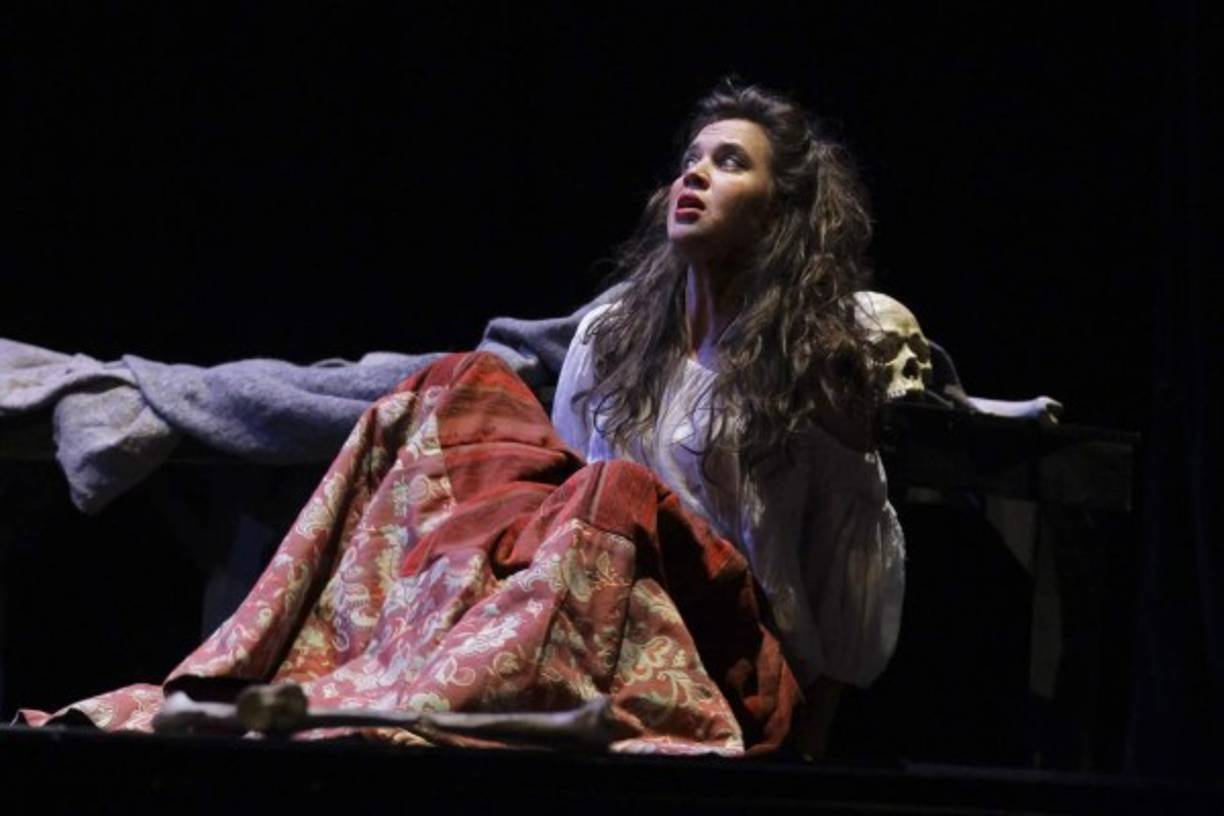 La actriz Marta Guerras, como Dorotea, actúa en la obra 'Los Espejos de Don Quijote'. EFE